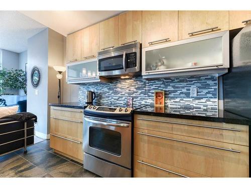 1002-215 13 Avenue Sw, Calgary, AB - Indoor Photo Showing Kitchen