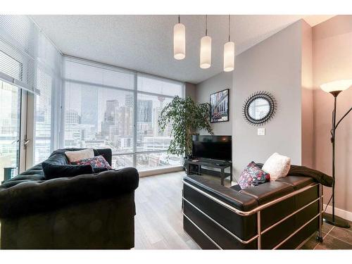 1002-215 13 Avenue Sw, Calgary, AB - Indoor Photo Showing Living Room