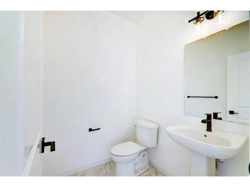 109 5 Avenue Se, High River, AB - Indoor Photo Showing Bathroom