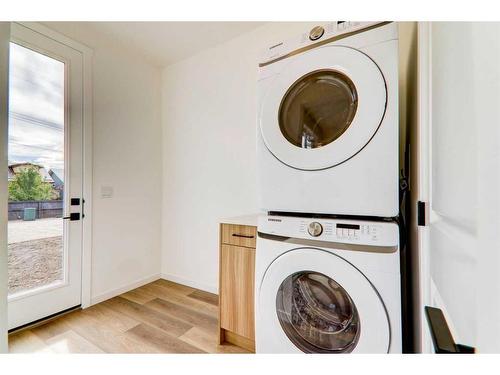 109 5 Avenue Se, High River, AB - Indoor Photo Showing Laundry Room