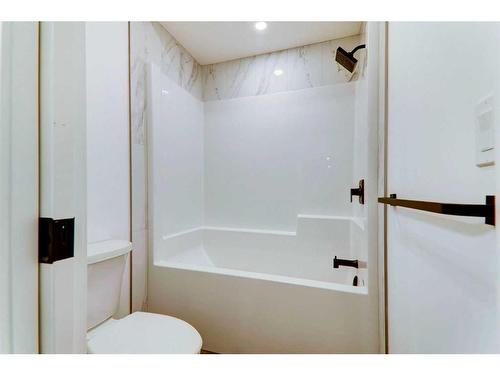 109 5 Avenue Se, High River, AB - Indoor Photo Showing Bathroom