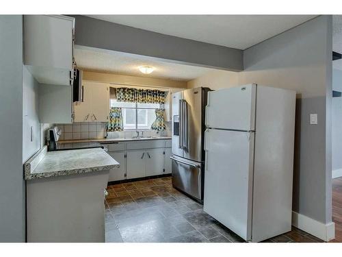 201 Penbrooke Close Se, Calgary, AB - Indoor Photo Showing Kitchen