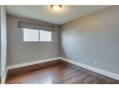 201 Penbrooke Close Se, Calgary, AB - Indoor Photo Showing Other Room