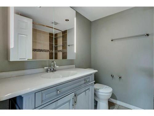 201 Penbrooke Close Se, Calgary, AB - Indoor Photo Showing Bathroom