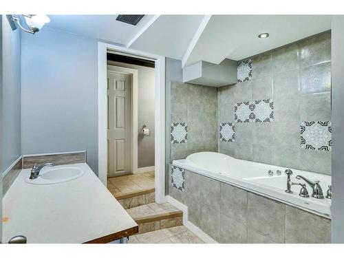 201 Penbrooke Close Se, Calgary, AB - Indoor Photo Showing Bathroom