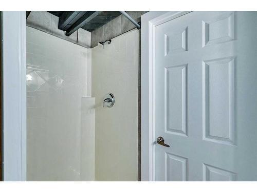 201 Penbrooke Close Se, Calgary, AB - Indoor Photo Showing Bathroom