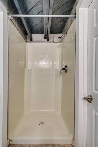 201 Penbrooke Close Se, Calgary, AB - Indoor Photo Showing Bathroom