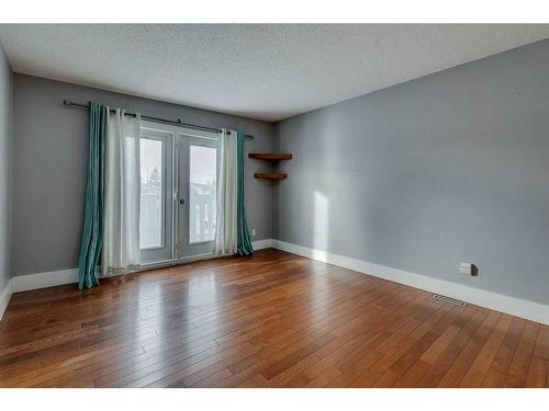 201 Penbrooke Close Se, Calgary, AB - Indoor Photo Showing Other Room