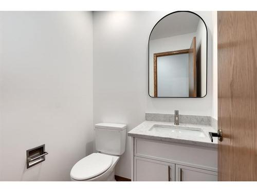 523 Woodbriar Place Sw, Calgary, AB - Indoor Photo Showing Bathroom