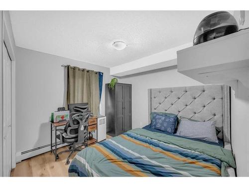 216-6000 Somervale Court Sw, Calgary, AB - Indoor Photo Showing Bedroom