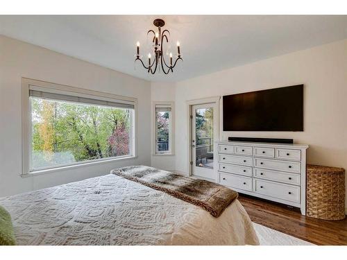 347 Sierra Madre Court Sw, Calgary, AB - Indoor Photo Showing Bedroom