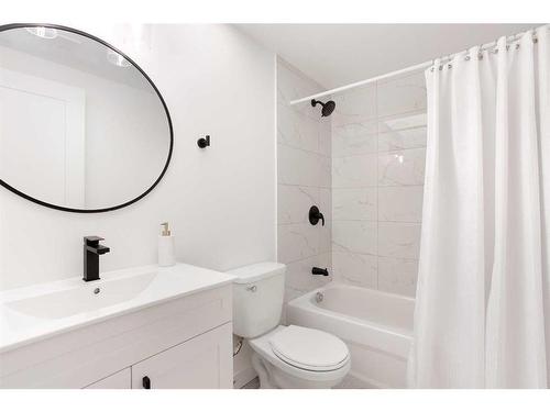 44 Midland Place Se, Calgary, AB - Indoor Photo Showing Bathroom