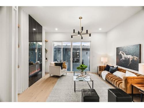 2911 4 Avenue Nw, Calgary, AB - Indoor Photo Showing Living Room