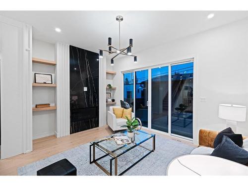 2911 4 Avenue Nw, Calgary, AB - Indoor Photo Showing Living Room