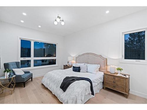 2911 4 Avenue Nw, Calgary, AB - Indoor Photo Showing Bedroom