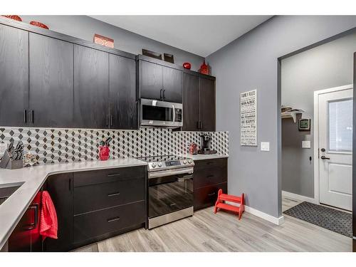 476 Reynolds Avenue Sw, Airdrie, AB - Indoor Photo Showing Kitchen