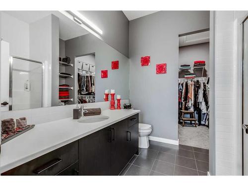 476 Reynolds Avenue Sw, Airdrie, AB - Indoor Photo Showing Bathroom