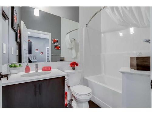 476 Reynolds Avenue Sw, Airdrie, AB - Indoor Photo Showing Bathroom