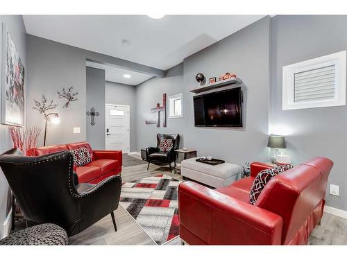 476 Reynolds Avenue Sw, Airdrie, AB - Indoor Photo Showing Living Room