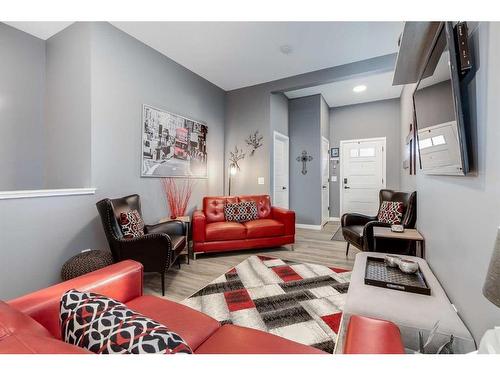 476 Reynolds Avenue Sw, Airdrie, AB - Indoor Photo Showing Living Room