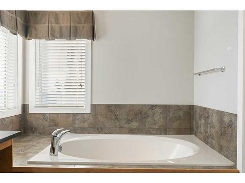 8 Sunset Close, Cochrane, AB - Indoor Photo Showing Bathroom