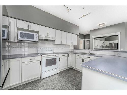 206-200 Lincoln Way Sw, Calgary, AB - Indoor Photo Showing Kitchen