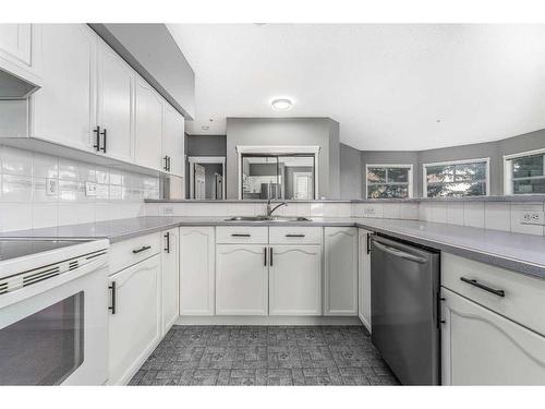 206-200 Lincoln Way Sw, Calgary, AB - Indoor Photo Showing Kitchen