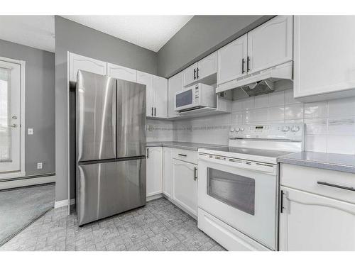 206-200 Lincoln Way Sw, Calgary, AB - Indoor Photo Showing Kitchen