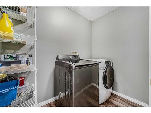 206-200 Lincoln Way Sw, Calgary, AB - Indoor Photo Showing Laundry Room