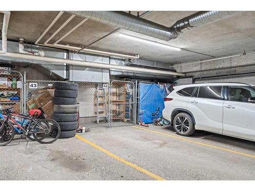 206-200 Lincoln Way Sw, Calgary, AB - Indoor Photo Showing Garage