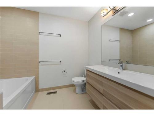 130 24 Avenue Sw, Calgary, AB - Indoor Photo Showing Bathroom