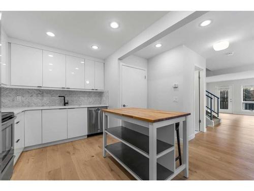 130 24 Avenue Sw, Calgary, AB - Indoor Photo Showing Kitchen With Upgraded Kitchen