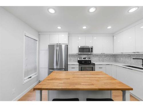 130 24 Avenue Sw, Calgary, AB - Indoor Photo Showing Kitchen With Upgraded Kitchen