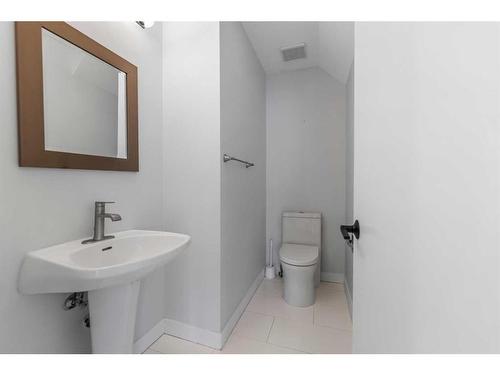 130 24 Avenue Sw, Calgary, AB - Indoor Photo Showing Bathroom