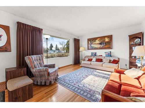 2035 33 Street Se, Calgary, AB - Indoor Photo Showing Living Room