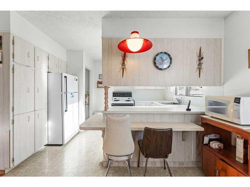 2035 33 Street Se, Calgary, AB - Indoor Photo Showing Kitchen