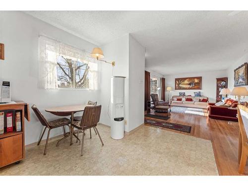 2035 33 Street Se, Calgary, AB - Indoor Photo Showing Living Room