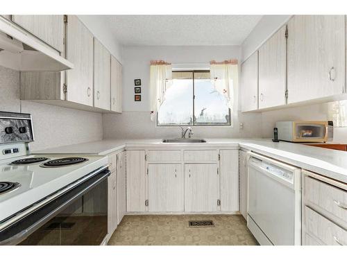 2035 33 Street Se, Calgary, AB - Indoor Photo Showing Kitchen