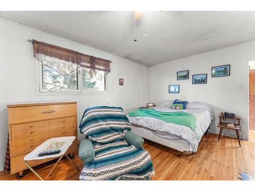 2035 33 Street Se, Calgary, AB - Indoor Photo Showing Bedroom