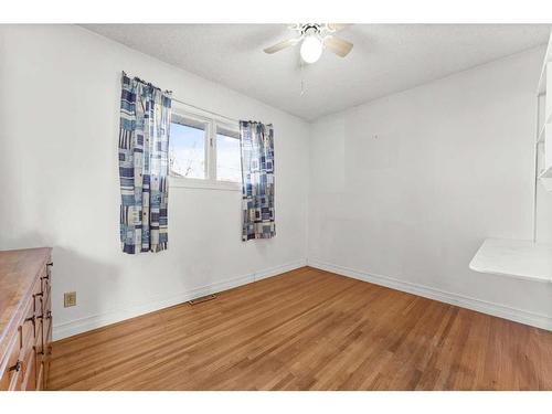 2035 33 Street Se, Calgary, AB - Indoor Photo Showing Other Room