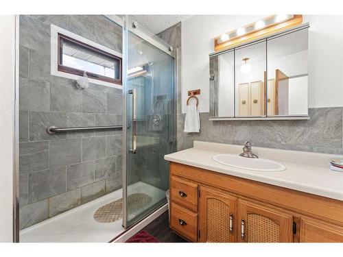 2035 33 Street Se, Calgary, AB - Indoor Photo Showing Bathroom