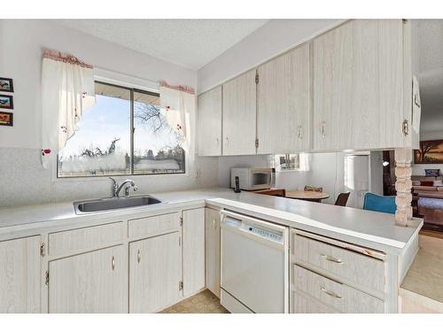 2035 33 Street Se, Calgary, AB - Indoor Photo Showing Kitchen