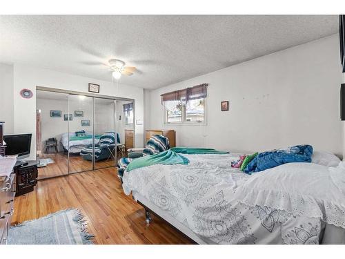 2035 33 Street Se, Calgary, AB - Indoor Photo Showing Bedroom