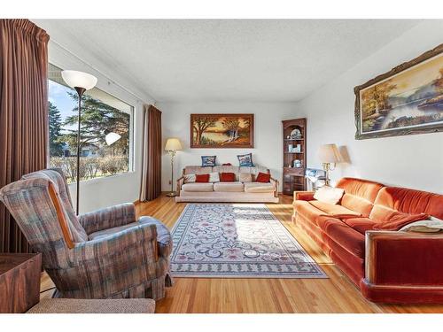 2035 33 Street Se, Calgary, AB - Indoor Photo Showing Living Room