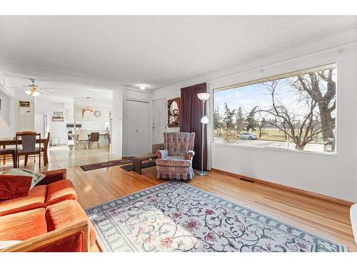 2035 33 Street Se, Calgary, AB - Indoor Photo Showing Living Room