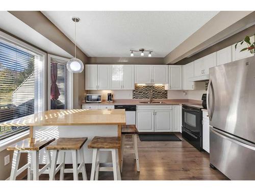 149 Patina Park Sw, Calgary, AB - Indoor Photo Showing Kitchen With Upgraded Kitchen