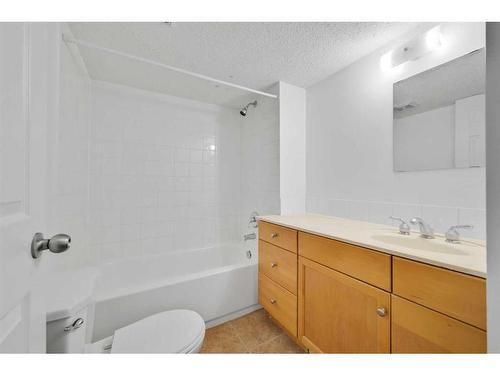 62-32 Whitnel Court Ne, Calgary, AB - Indoor Photo Showing Bathroom