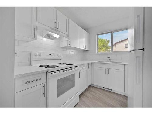 62-32 Whitnel Court Ne, Calgary, AB - Indoor Photo Showing Kitchen