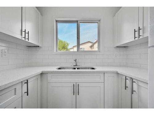 62-32 Whitnel Court Ne, Calgary, AB - Indoor Photo Showing Kitchen With Double Sink