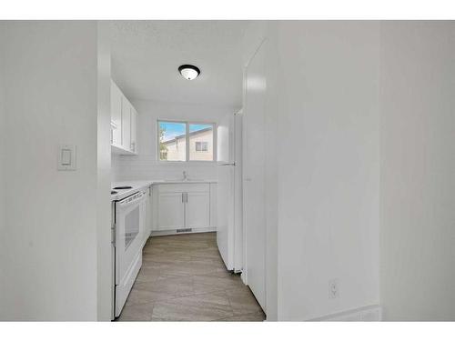 62-32 Whitnel Court Ne, Calgary, AB - Indoor Photo Showing Kitchen